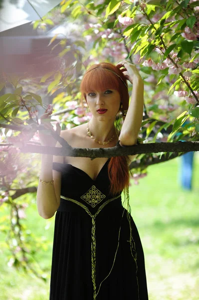 Genç Güzel Bir Kadın Siyah Uzun Elbiseli Bahar Bahçesinde Çiçek — Stok fotoğraf