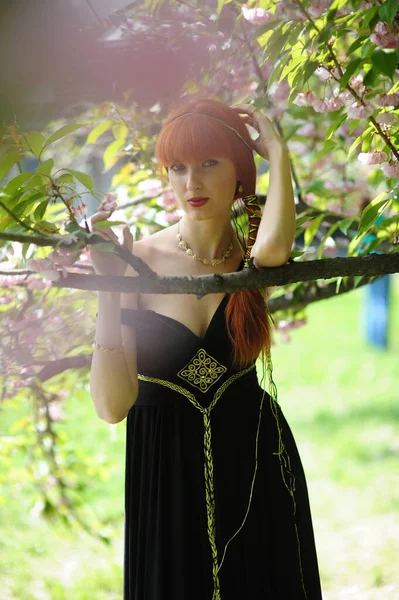 Genç Güzel Bir Kadın Siyah Uzun Elbiseli Bahar Bahçesinde Çiçek — Stok fotoğraf