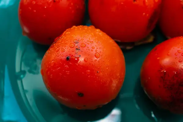 Cachi Arancioni Maturi Succosi Piatto Verde Bluastro — Foto Stock