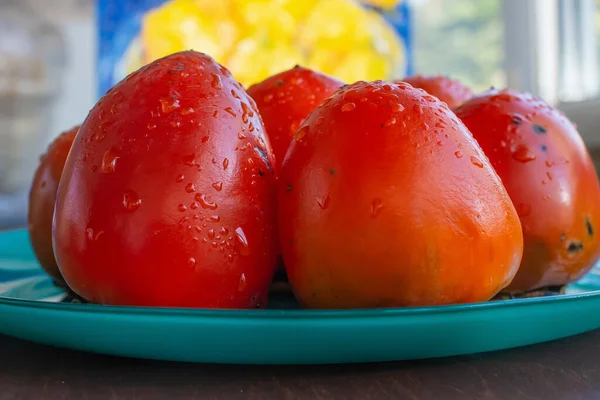 Reife Saftige Orangefarbene Kaki Auf Bläulich Grünem Teller — Stockfoto