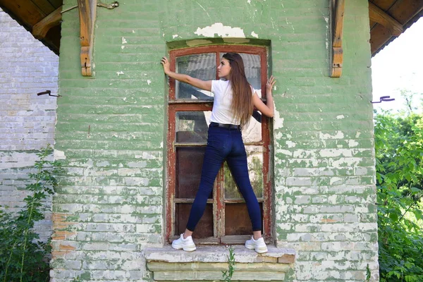 Mladá Módní Žena Stojí Okně Starého Opuštěného Domu Letní Den — Stock fotografie