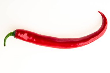 Kırmızı kırmızı kırmızı biber beyaz arkaplanda izole edilmiş.
