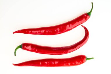 Kırmızı kırmızı kırmızı biber beyaz arkaplanda izole edilmiş.