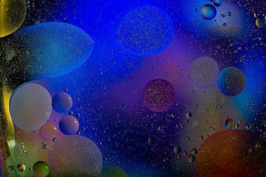 Su yüzeyinde kabarcıklı soyut renkli arkaplan yağı. makro çekim yakın çekim.