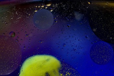 Su yüzeyinde kabarcıklı soyut renkli arkaplan yağı. makro çekim yakın çekim.