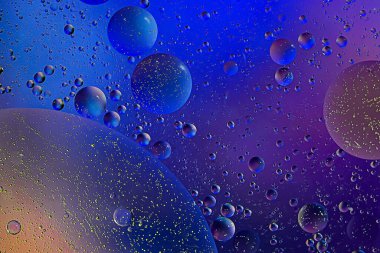 Su yüzeyinde baloncuklu petrol fotoğrafı. Soyut renkli arkaplan. Makro yakın çekim, illüstrasyon değil. seçici odak