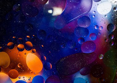 Su yüzeyinde baloncuklu petrol fotoğrafı. Soyut renkli arkaplan. Makro yakın çekim, resimleme değil .