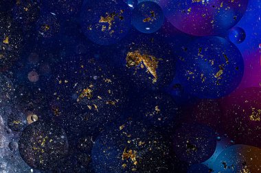 Su yüzeyinde baloncuklu petrol fotoğrafı. Soyut renkli arkaplan. Makro yakın çekim, resimleme değil .