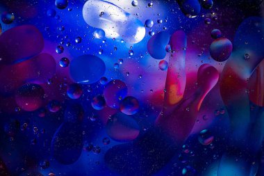 Su yüzeyinde baloncuklu petrol fotoğrafı. Soyut renkli arkaplan. Makro yakın çekim, resimleme değil .