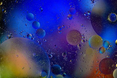 Su yüzeyinde baloncuklu petrol fotoğrafı. Soyut renkli arkaplan. Makro yakın çekim, resimleme değil .