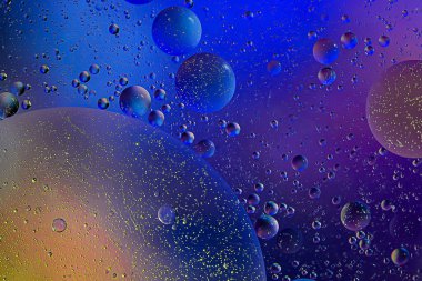 Su yüzeyinde baloncuklu petrol fotoğrafı. Soyut renkli arkaplan. Makro yakın çekim, resimleme değil .