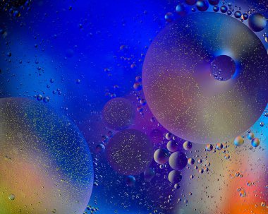 Su yüzeyinde baloncuklu petrol fotoğrafı. Soyut renkli arkaplan. Makro yakın çekim, resimleme değil .