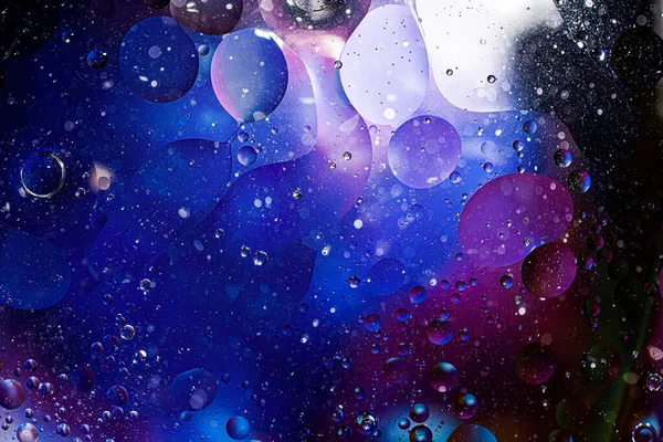 Фото масла на водной поверхности с пузырьками. Абстрактный красочный фон. Макро крупный план, а не иллюстрация — стоковое фото
