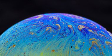 Yüzeydeki sabun baloncukları üzerinde güzel psikedelik soyutlamalar.