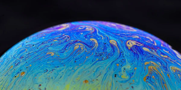 Yüzeydeki sabun baloncukları üzerinde güzel psikedelik soyutlamalar.