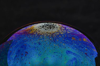 Yüzeydeki sabun baloncukları üzerinde güzel psikedelik soyutlamalar.