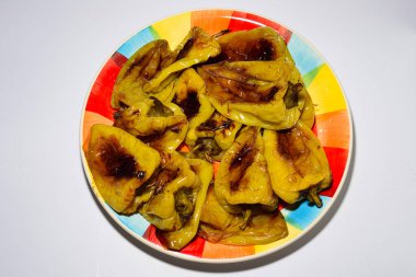 Taze pişmiş sulu ızgara fırında biber..