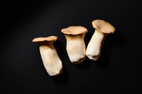 月桂花也被称为国王号角蘑菇的黑色背景 顶部视图 — 图库照片