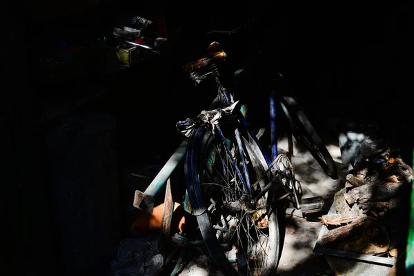 Elhagyott Belső Tér Egy Fából Készült Pajta Egy Régi Kerékpár — Stock Fotó
