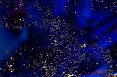 Su yüzeyinde baloncuklu petrol fotoğrafı. Soyut renkli arkaplan. Makro yakın çekim, resimleme değil .