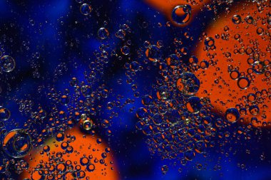 Su yüzeyinde baloncuklu petrol fotoğrafı. Soyut renkli arkaplan. Makro yakın çekim, resimleme değil .