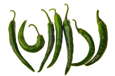 Beyaz arkaplanda izole edilmiş yedi yeşil biber