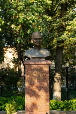 Taşkent, Özbekistan, 18 Ekim 2025: Hindistan 'ın Bronz büstü İkinci Başbakan Lal Bahadur Shastri açık hava parkında granit kaide üzerine