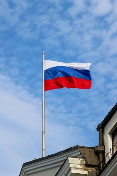 Прапор Російської Федерації Спрямовується Проти Блакитного Неба — стокове фото