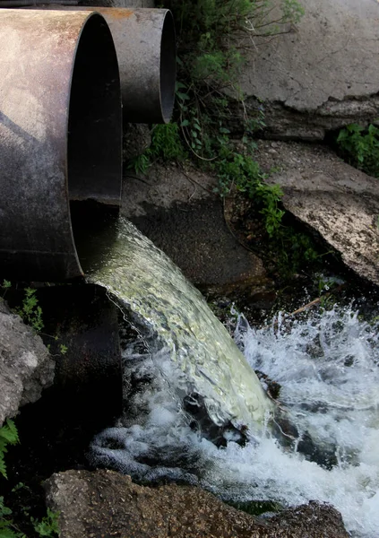 Borulardan Gelen Atık Çevreyi Kirletiyor — Stok fotoğraf