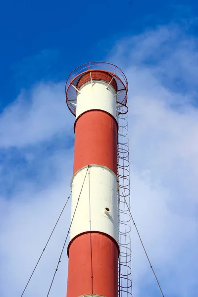 Dikke Witte Rook Uit Een Hoge Industriële Fabriek Schoorsteen Tegen — Stockfoto