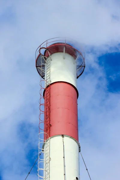 Dikke Witte Rook Uit Een Hoge Industriële Fabriek Schoorsteen Tegen — Stockfoto