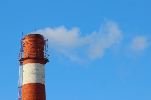 Witte Rook Van Een Hoge Baksteen Industriële Installatie Schoorsteen Tegen — Stockfoto