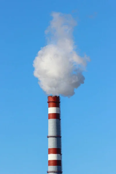 Dikke Witte Rook Van Een Hoge Baksteen Industriële Fabriek Schoorsteen — Stockfoto