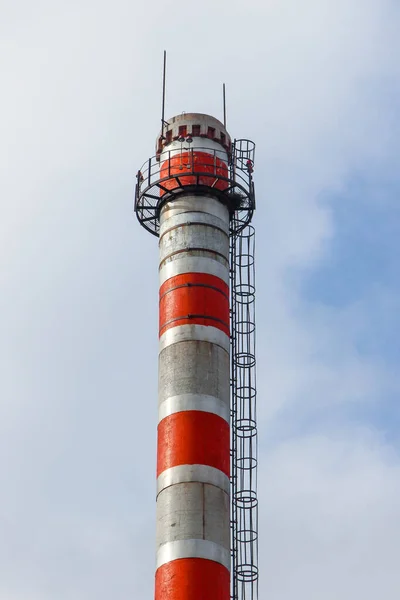 Dikke Witte Rook Uit Een Hoge Industriële Schoorsteen — Stockfoto