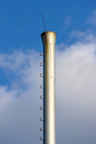 Een Hoge Industriële Installatie Schoorsteen Tegen Bewolkte Lucht — Stockfoto