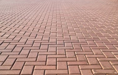Kaldırım kare ve dikdörtgen kırmızı fayanslarla döşenmiş. Seçici odaklı fotoğraf