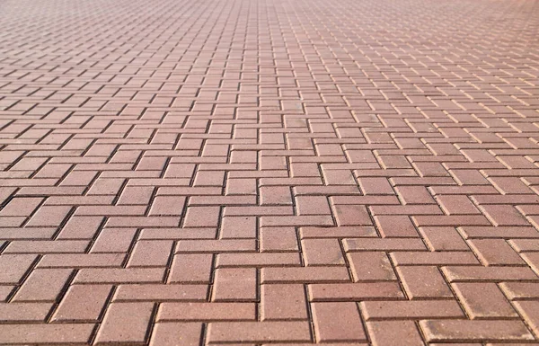 Kaldırım kare ve dikdörtgen kırmızı fayanslarla döşenmiş. Seçici odaklı fotoğraf