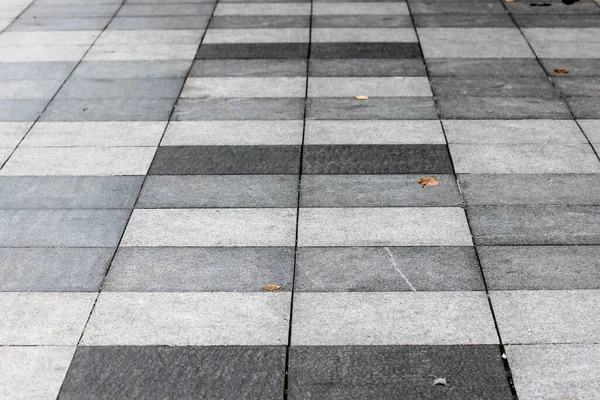 Calzada Pavimentada Con Azulejos Rectangulares Negros Blancos Grises Perspectiva Foto — Foto de Stock