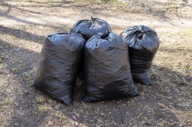 Dört siyah çöp torbası.