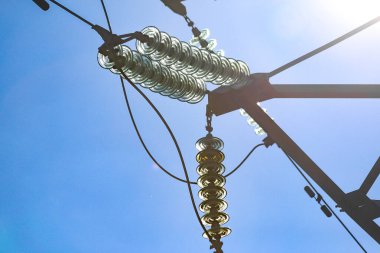 Güç iletim hattında sertleştirilmiş camdan yapılmış izolatörler.