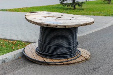 Kalkanlı elektrik kablosu için büyük bir tahta makara.