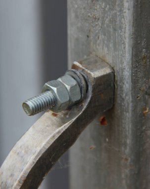 Metal kapı kolunda iki fındıklı cıvata