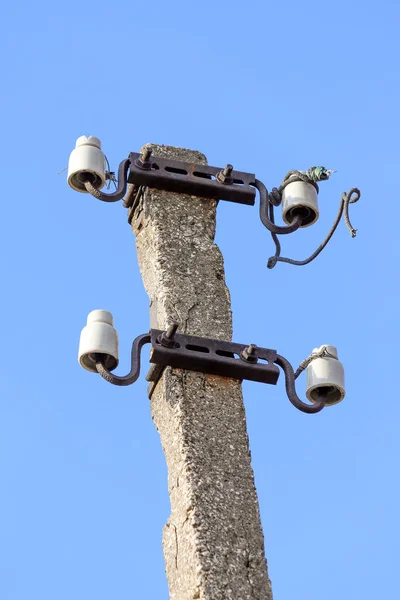 Vier Ouderwetse Ouderwetse Keramische Isolatoren Gemonteerd Een Oude Beschadigde Betonnen — Stockfoto