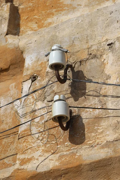 Twee Ouderwetse Verouderde Keramische Isolatoren Gemonteerd Een Oude Beschadigde Muur — Stockfoto