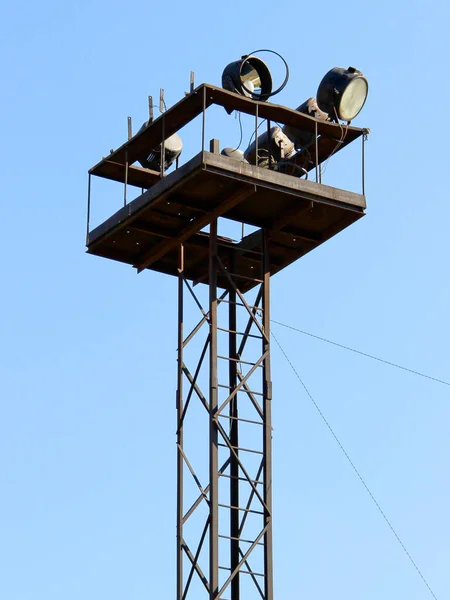 Una Vieja Torre Luz Con Una Lámpara Dañada —  Fotos de Stock