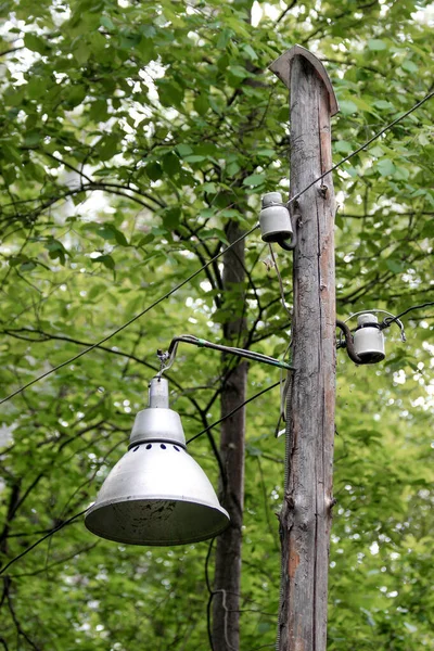 Een Oude Klokvormige Straatlamp Twee Ouderwetse Keramische Isolatoren Gemonteerd Een — Stockfoto