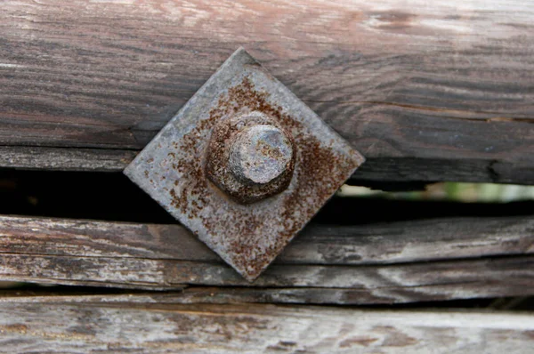Rusty Nut Bolt Pękniętym Drewnianym Pniu — Zdjęcie stockowe