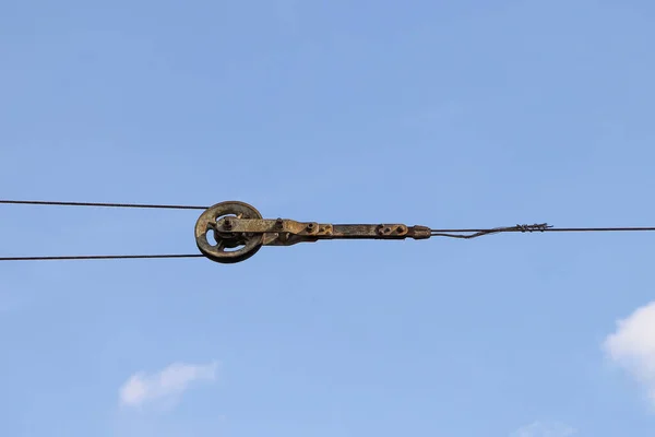 Een Oude Roestige Draad Pulley Tegen Een Blauwe Lucht Achtergrond — Stockfoto