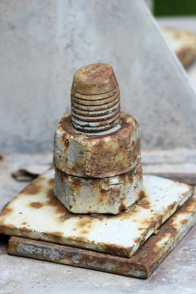 Oude Roestige Bout Met Twee Moeren Twee Lagen Metalen Plaat — Stockfoto