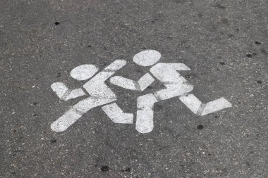 Uyarı tabelası Dikkat, yol boyalı çocuklar